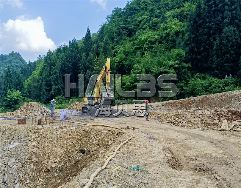 湖北恩施無(wú)動(dòng)力樂(lè)園加玻璃水滑道施工現(xiàn)場(chǎng)