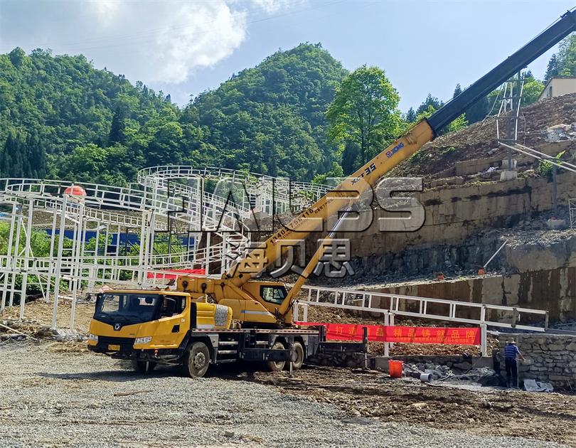 湖北恩施無(wú)動(dòng)力樂(lè)園加玻璃水滑道施工現(xiàn)場(chǎng)