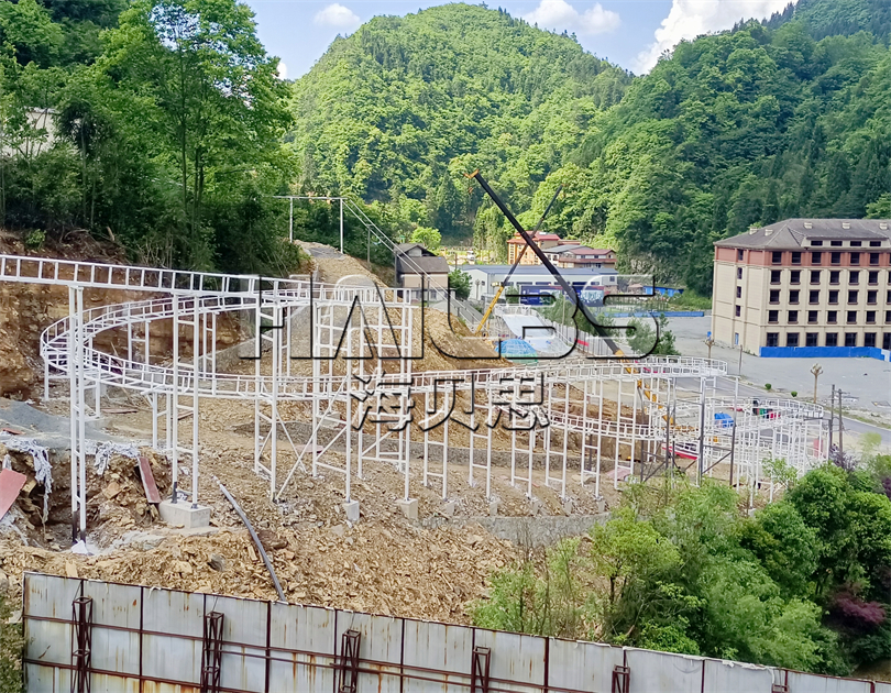 湖北恩施無(wú)動(dòng)力樂(lè)園加玻璃水滑道施工現(xiàn)場(chǎng)
