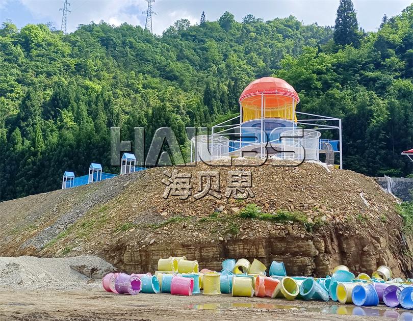 湖北恩施無(wú)動(dòng)力樂(lè)園加玻璃水滑道施工現(xiàn)場(chǎng)