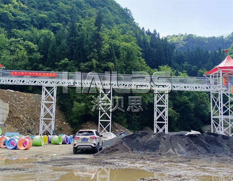 湖北恩施無(wú)動(dòng)力樂(lè)園加玻璃水滑道施工現(xiàn)場(chǎng)